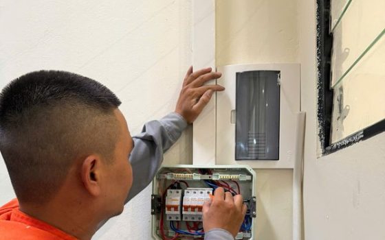 Thợ Điện nước Bách Khoa kiểm tra aptomat nhảy liên tục tại bảng điện nhà khách