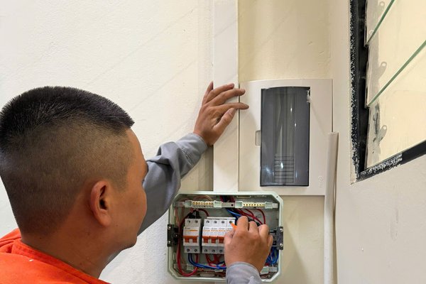Thợ Điện nước Bách Khoa kiểm tra aptomat nhảy liên tục tại bảng điện nhà khách