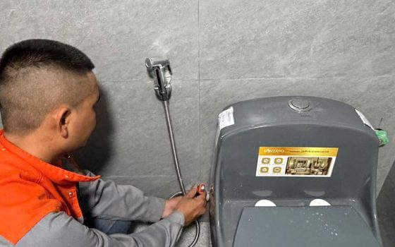 Thợ xử lý bồn cầu tại nhà khách