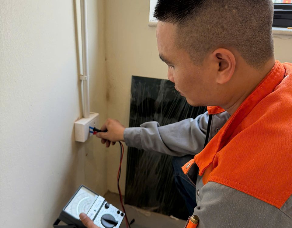 Thợ Điện Nước Bách Khoa đo kiểm ổ cắm sau khi sửa