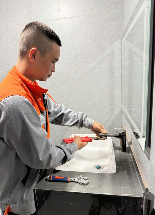 Thợ ĐNBK sửa nước, thay vòi lavabo