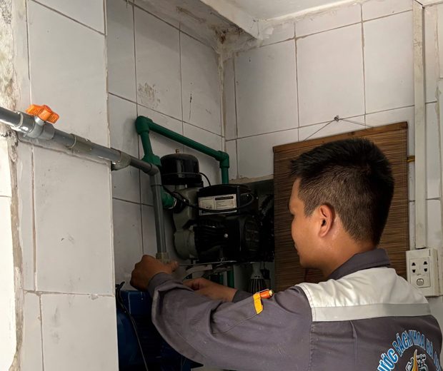 Thợ ĐNBK kiểm tra máy bơm nước