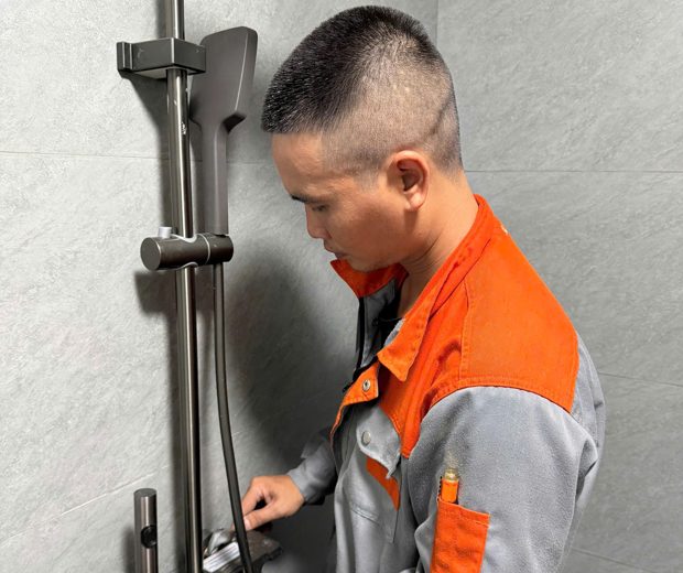 Thợ ĐNBK lắp sen cây phòng tắm