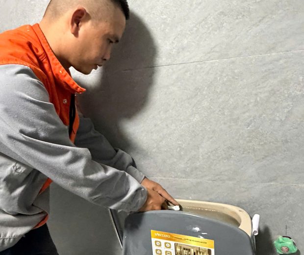 Thợ ĐNBK sửa bồn cầu