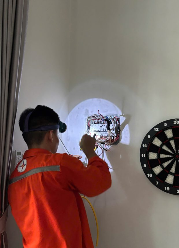 Thợ ĐNBK xử lý sự cố tủ điện