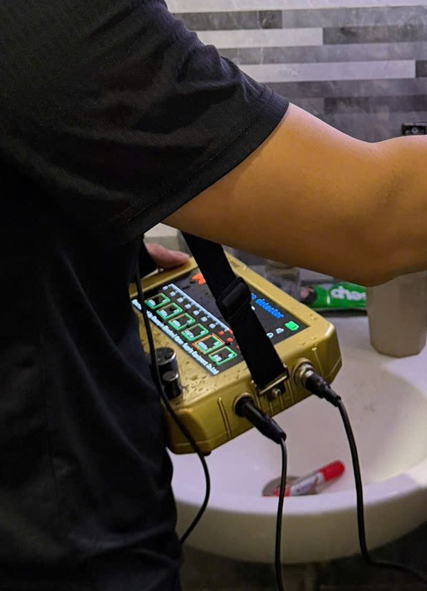 Máy siêu âm dò rò rỉ nước trên tay thợ ĐNBK