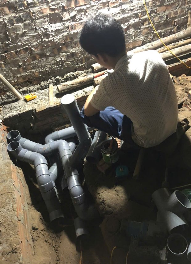 Thợ ĐNBK thay ống nước sau khi dò đúng điểm rò