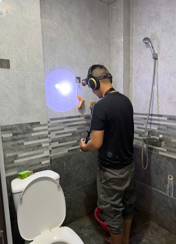Thợ ĐNBK dò rò rỉ nước bằng máy siêu âm tại nhà phố