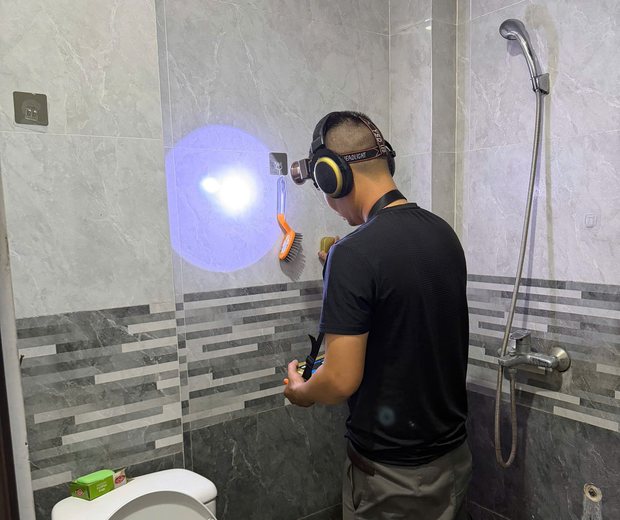 Thợ ĐNBK dò rò rỉ nước trong nhà vệ sinh