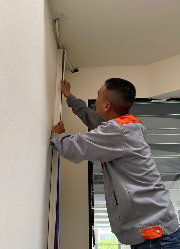 Thợ ĐNBK đi lại dây điện trong nhà