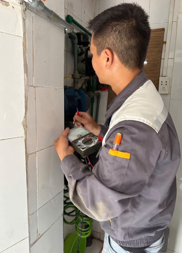Thợ ĐNBK lắp đặt thiết bị điện tại nhà