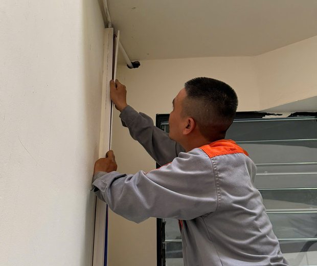 Thợ ĐNBK đi dây điện nổi trong căn hộ