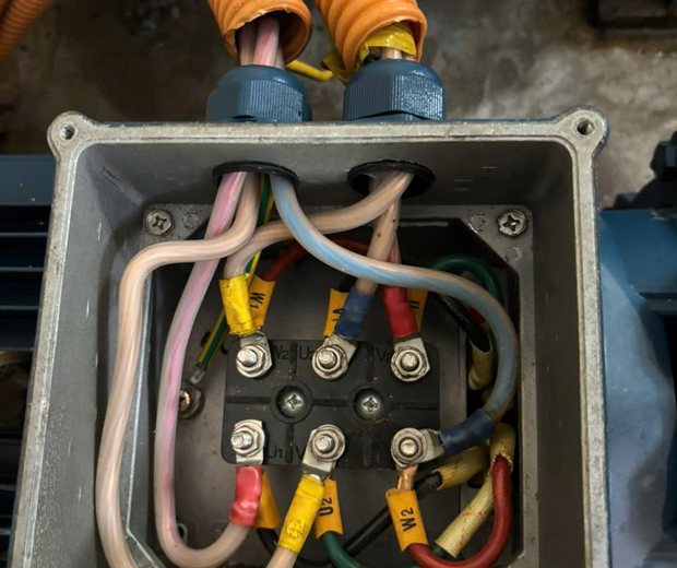Hộp đấu dây động cơ thợ ĐNBK xử lý