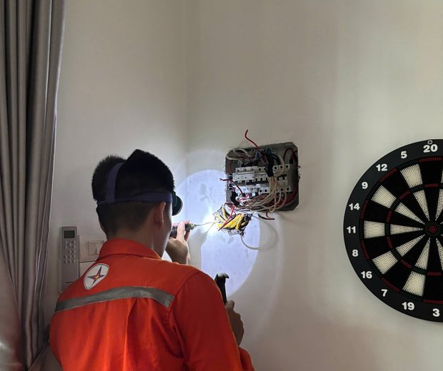 Thợ ĐNBK kiểm tra hộp điện âm tường