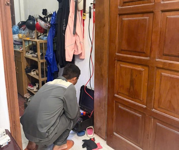 Thợ ĐNBK kiểm tra điện tại nhà khách