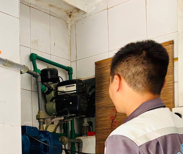 Thợ ĐNBK kiểm tra máy bơm trong phòng bơm