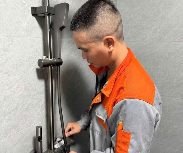 Thợ ĐNBK lắp sen cây nhà tắm