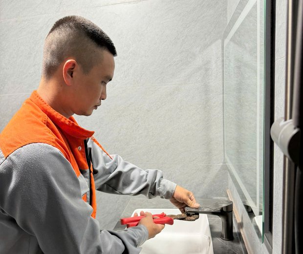 Thợ ĐNBK lắp vòi lavabo