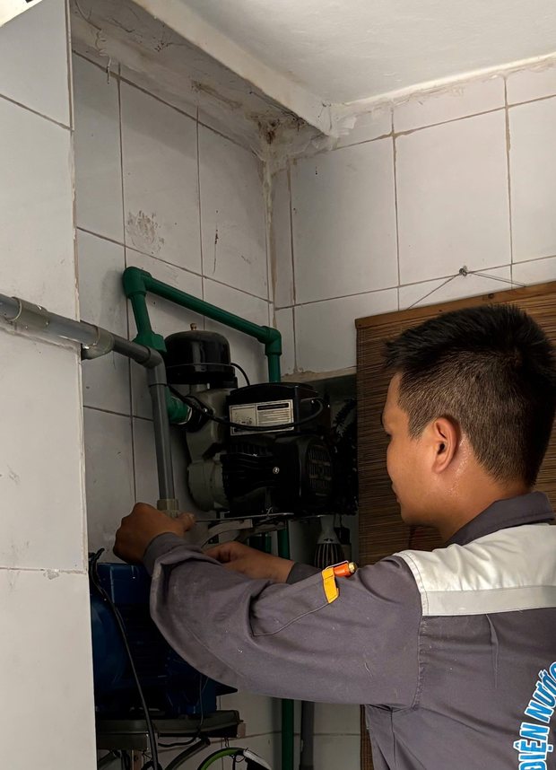 Thợ ĐNBK sửa máy bơm nước