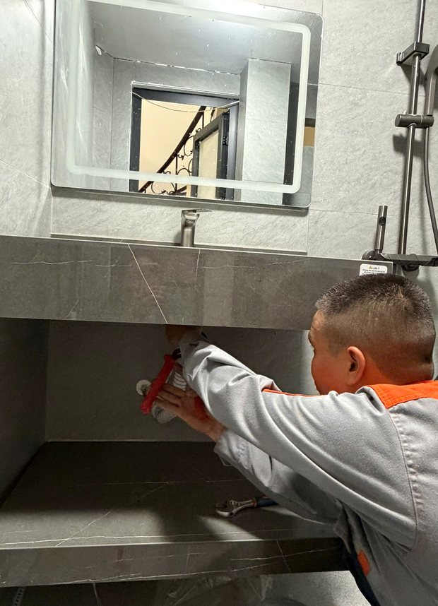 Thợ ĐNBK sửa đường ống nước chậu lavabo
