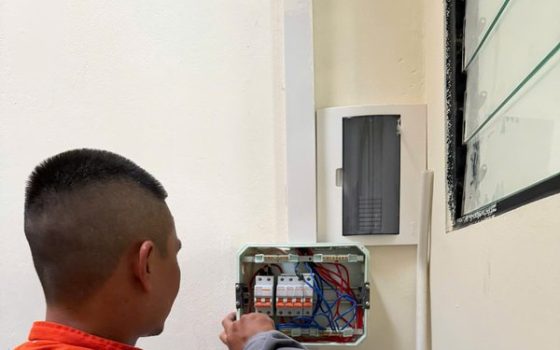 Thợ điện kiểm tra tủ điện khi nhà bị mất điện một phần