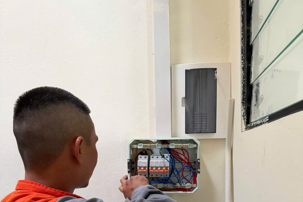 Thợ điện kiểm tra tủ điện khi nhà bị mất điện một phần
