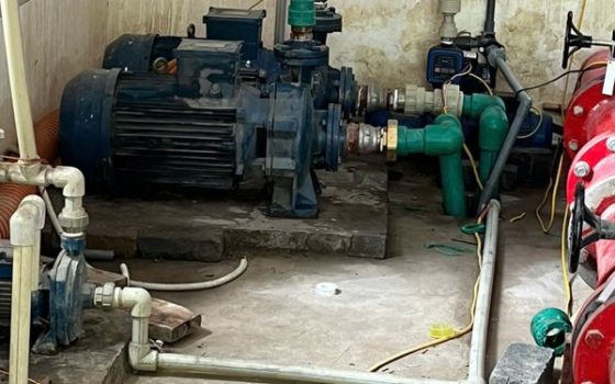 Cụm máy bơm nước và đường ống trong phòng bơm