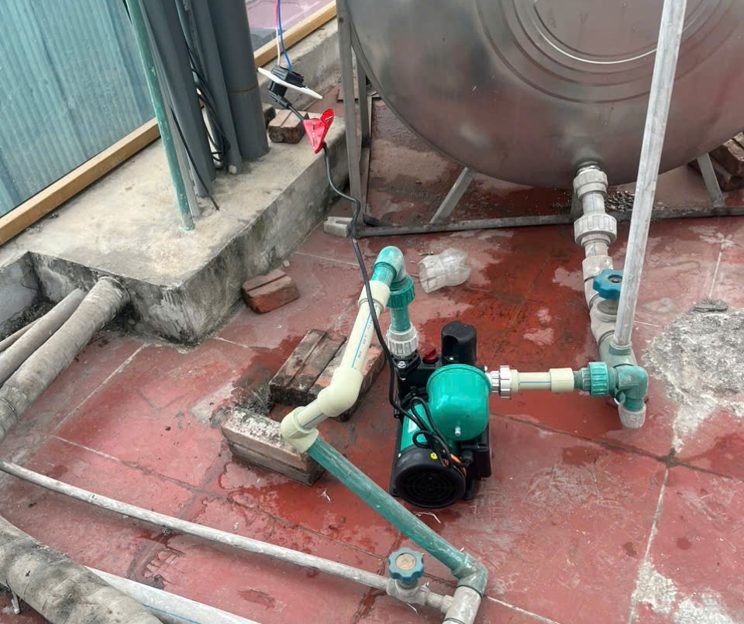Máy bơm và bồn nước trên mái sau khi sửa