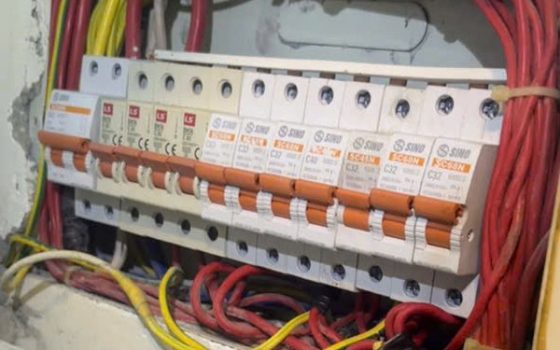 Tủ điện với dãy aptomat khi kiểm tra nhà bị mất điện