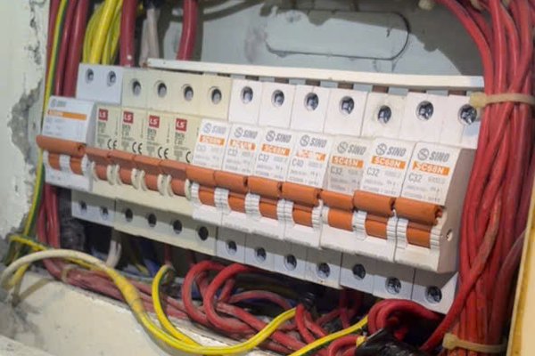 Tủ điện với dãy aptomat khi kiểm tra nhà bị mất điện