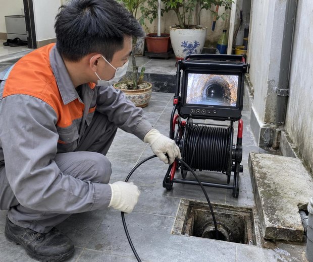 Thợ ĐNBK nội soi camera tìm điểm tắc cống