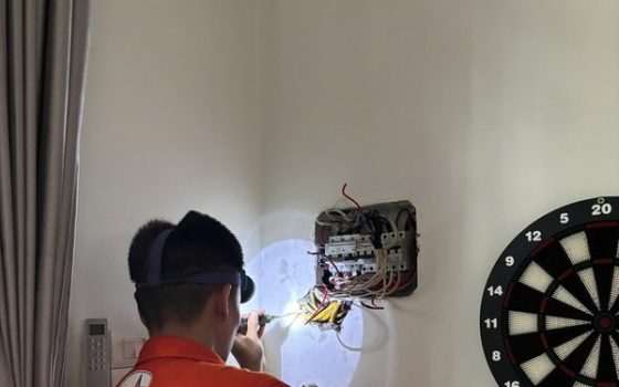 Thợ tháo ổ cắm kiểm tra dây điện khi ổ cắm gặp sự cố