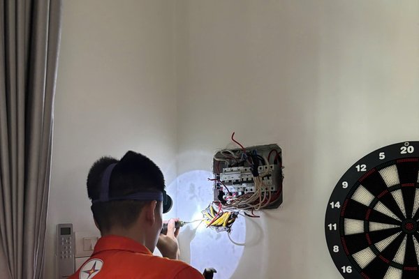 Thợ tháo ổ cắm kiểm tra dây điện khi ổ cắm gặp sự cố