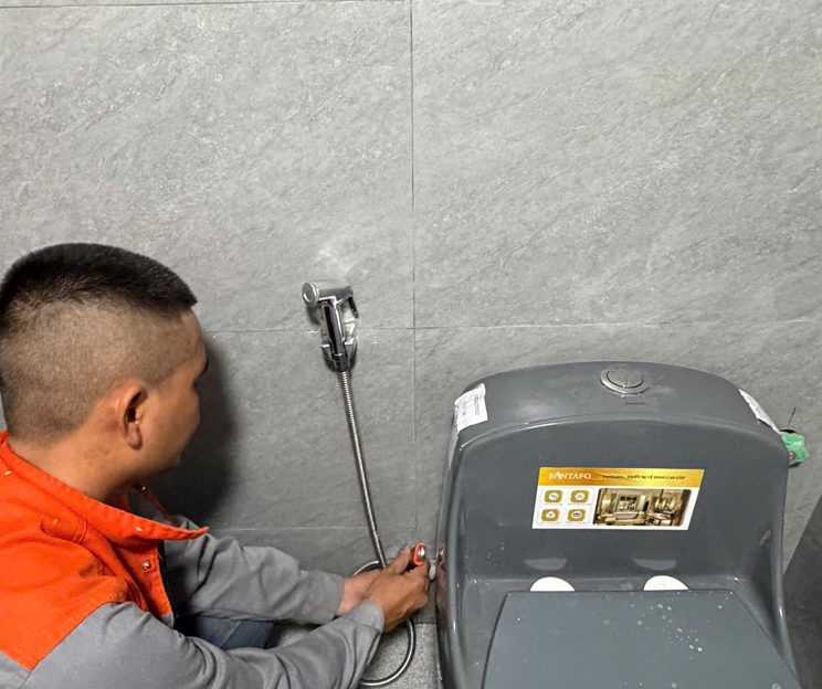 Sửa đường nước vòi xịt bồn cầu tại nhà