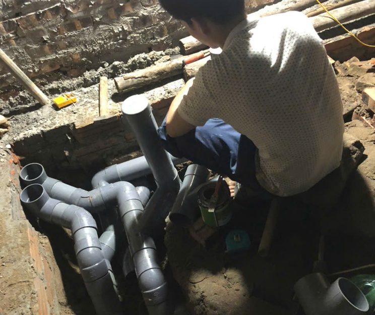 Thợ thay đường ống thoát nước ngầm khi sửa nước tại nhà