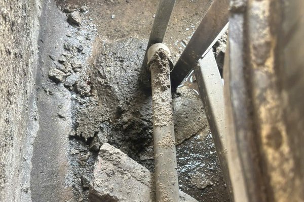 Đoạn ống nước bị vỡ lộ ra khi đào kiểm tra