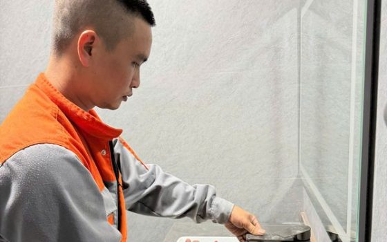 Thợ sửa vòi nước chậu rửa bằng kìm và mỏ lết