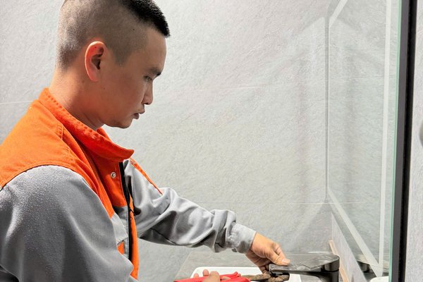 Thợ sửa vòi nước chậu rửa bằng kìm và mỏ lết